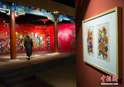 资料图：市民参观在北京恭王府内举办的“年画过年——传统年画精品展”。中新社记者 侯宇 摄
