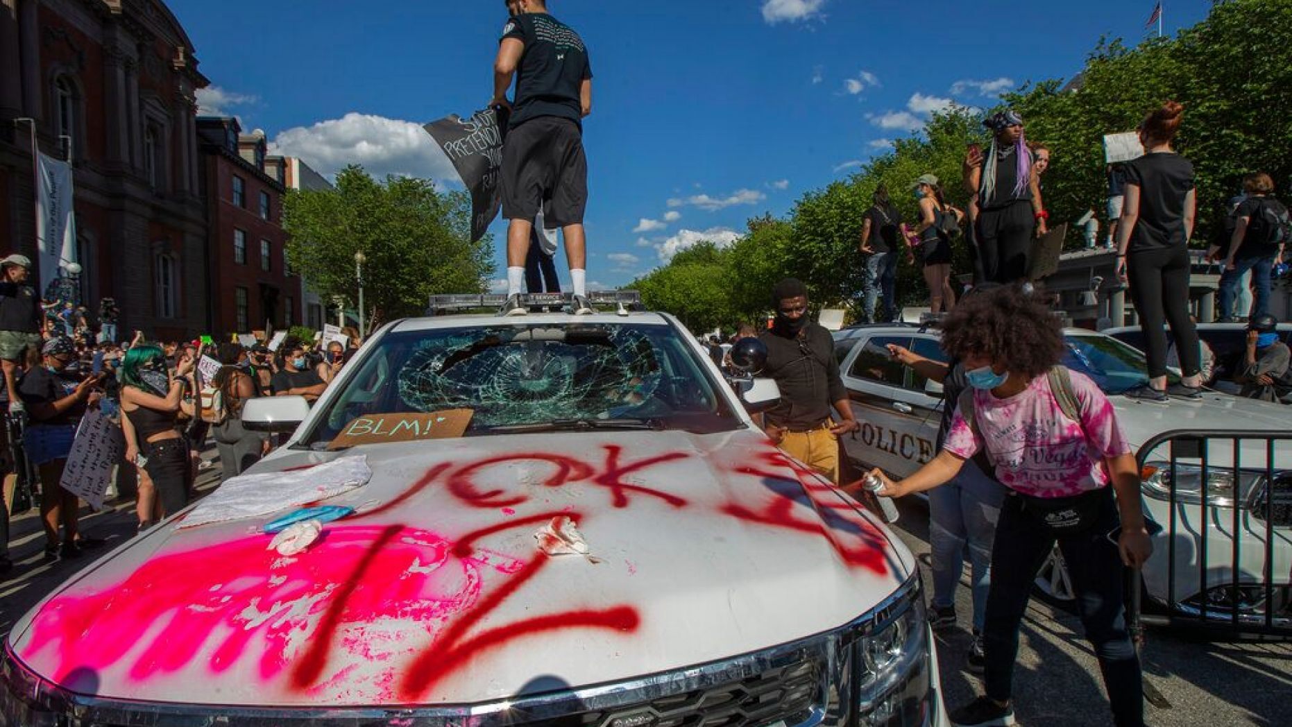 抗议者在白宫附近毁坏特勤局车辆（图源：美联社）
