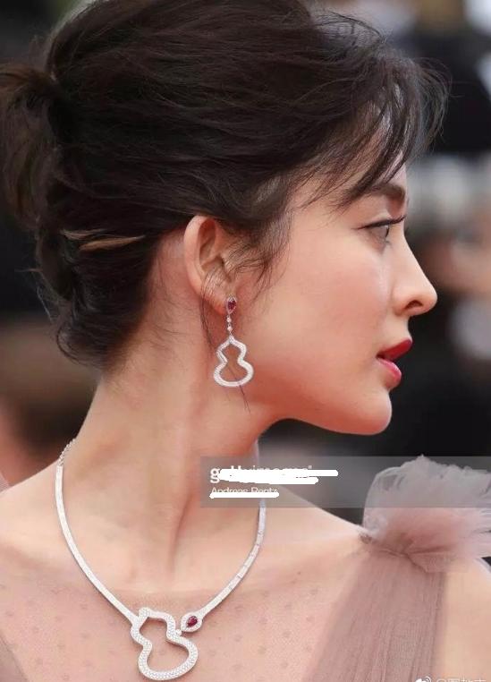 娜扎红毯外媒无p照片:这鼻子看着要窒息,整套葫芦首饰好老气!