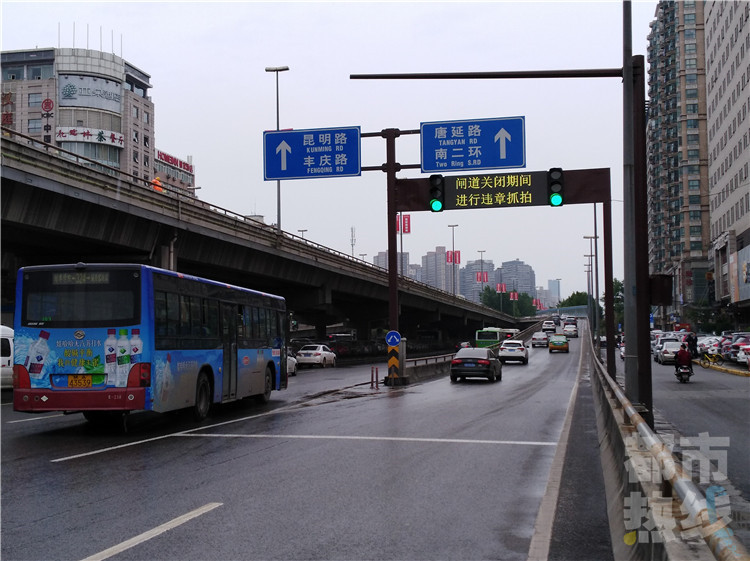 西二环立交桥匝道口有了红绿灯 堵时亮红灯禁入
