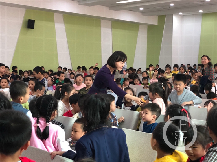 国庆节来了 这所学校的家长给孩子们上了一堂"飞行安全课"