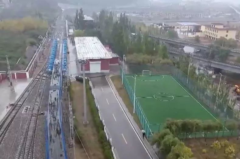 ▲行駛中的智能駕駛重載列車(央視新聞報道截圖)