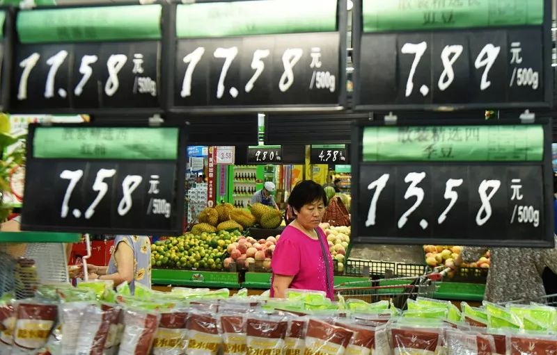▲资料图片：民众在超市内选购商品。（法新社）