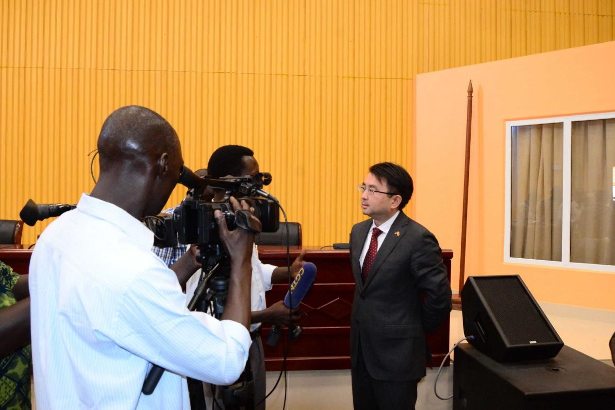 蔡森明参赞陪同华宁大使出席援南苏丹朱尔河大桥等项目换文签字仪式