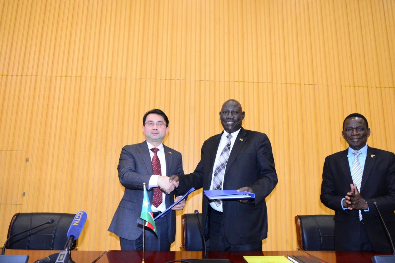 蔡森明参赞陪同华宁大使出席援南苏丹朱尔河大桥等项目换文签字仪式