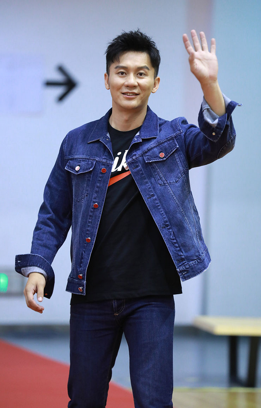 离开范冰冰自甘堕落李晨穿t恤衫暴露真实身材圆脸肚腩辣眼睛