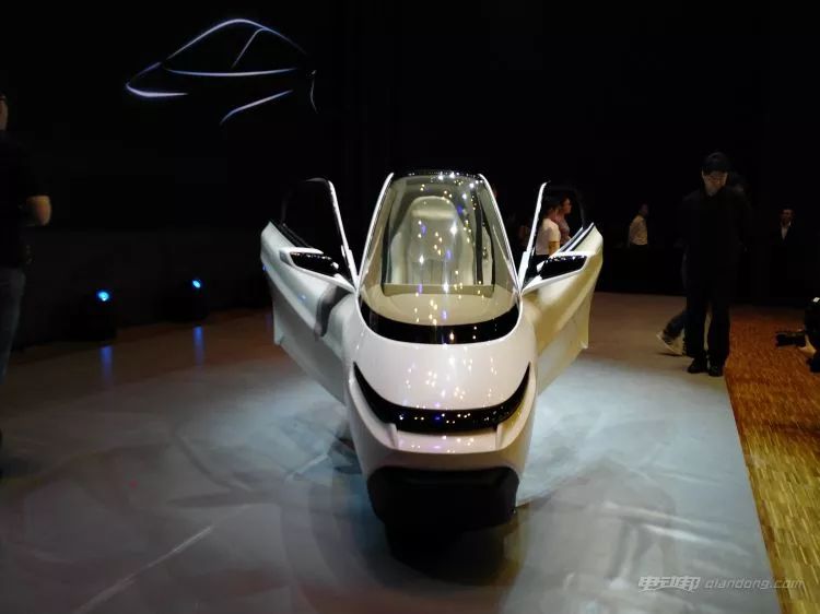 两个轮的电动汽车你见过?据说爱它的都是时尚人士哦!