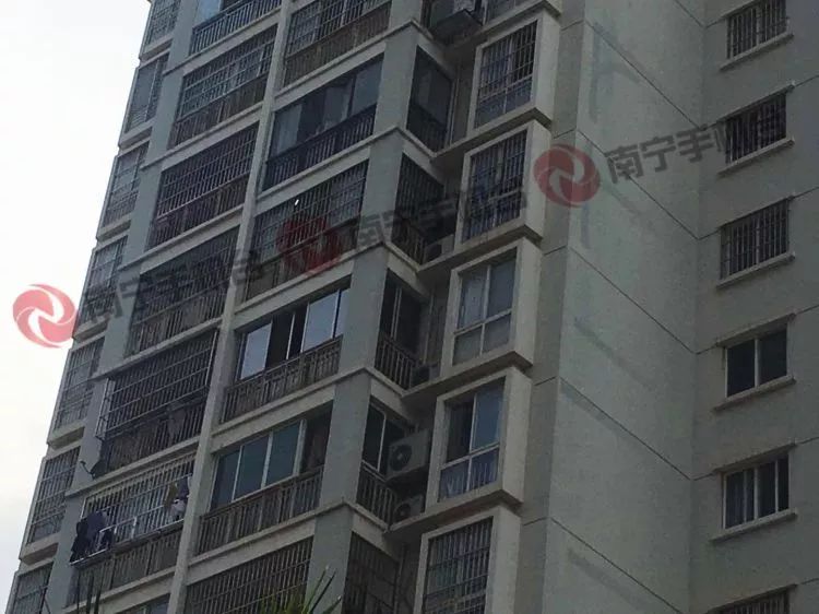 南宁某小区孩子从十楼坠落!坠楼事件接连发生,家长该注意这些.