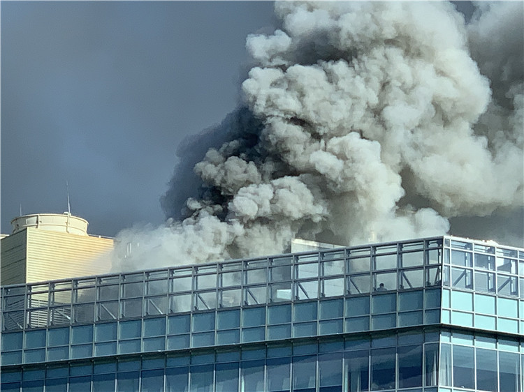 中关村融科资讯中心顶部起火 目前已得到控制