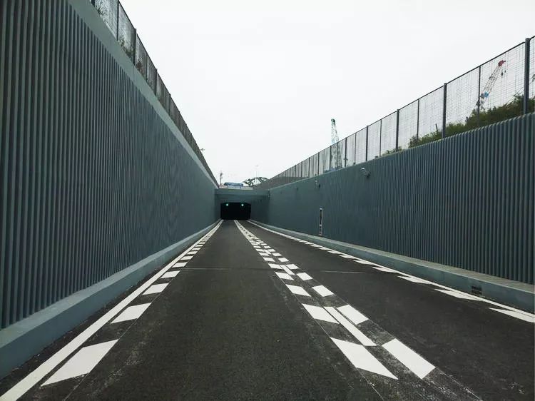 沙河西路深圳湾口岸段可通过该通道快速上下沿江高速