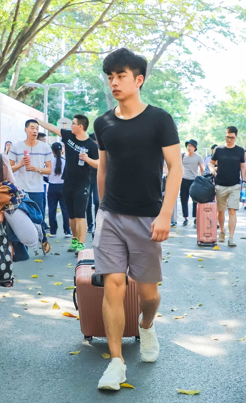 肇庆第一批00后大学生开学啦!颜值,装备大曝光