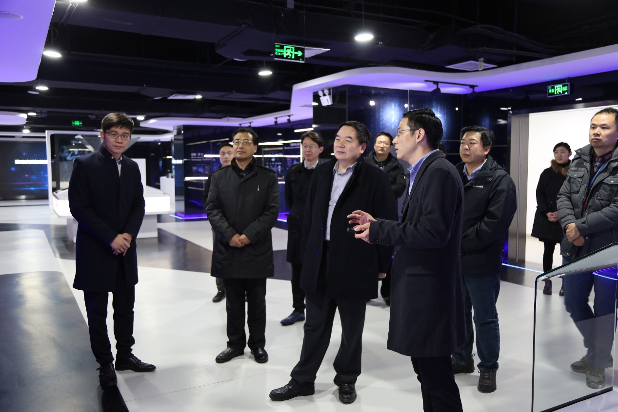 实验室副主任查正军汇报了实验室在前沿科学创新,创新平台建设等方面