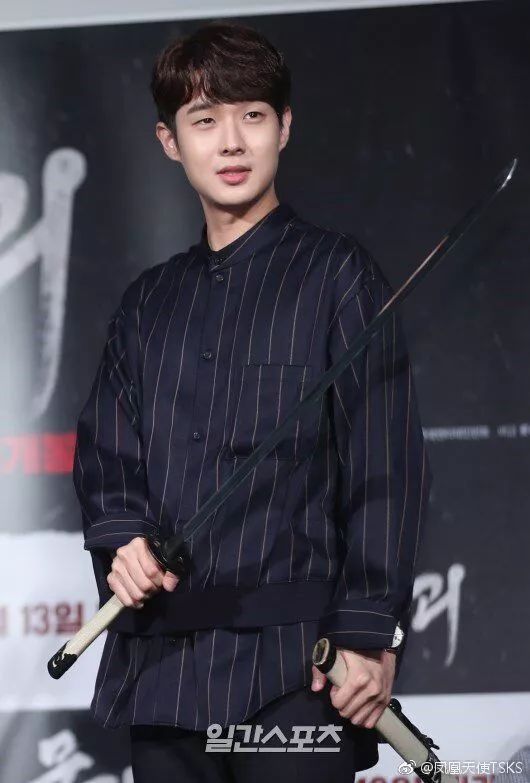 演员崔宇植与老东家jyp约满将离开jyp.