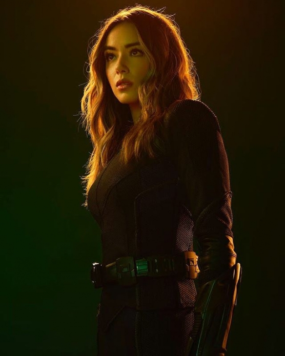 嘘 不只帮你找工作!混血女星汪可盈最新时尚美图!