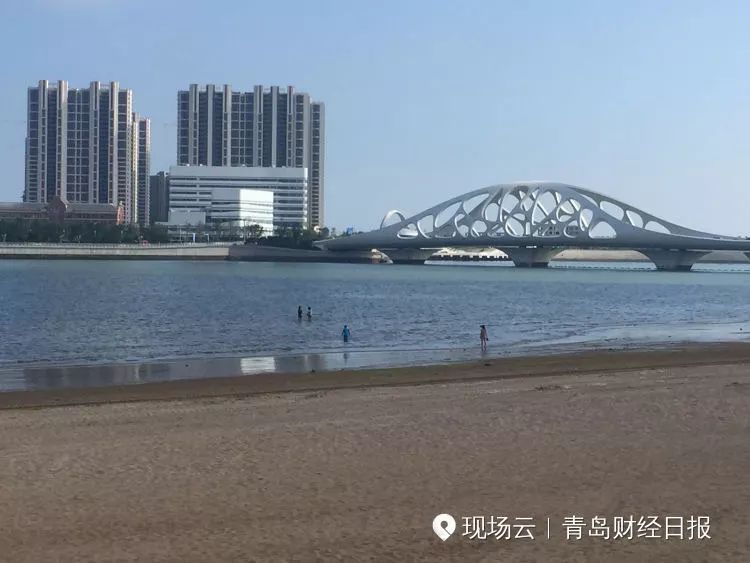 8岁双胞胎海边溺亡,痛心!孩子站水里发愣时,注