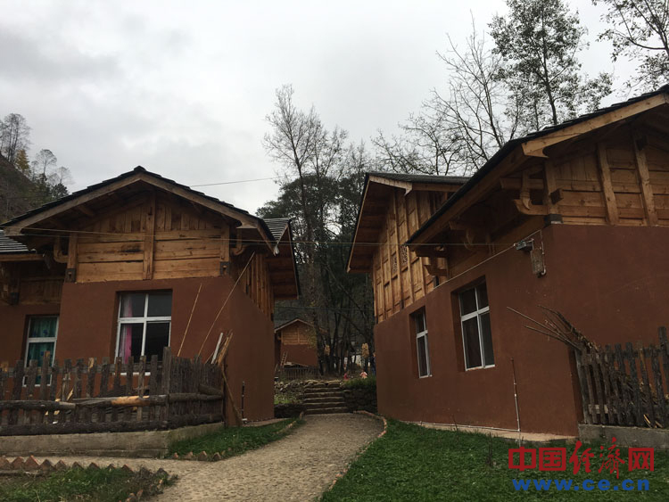 脱贫攻坚在凉山谷莫村加减乘除四运算彝家山寨换新颜