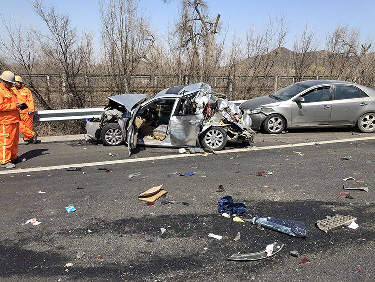 京藏高速出京方向多车相撞7名伤者1人伤势较重