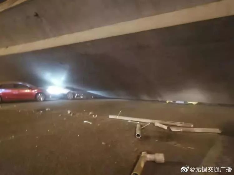 江苏市长:无锡侧翻高架桥:设计单位为苏交科 工程仅22个月 图片来源:新浪微博@无锡交通广播