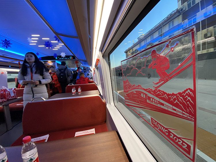  京张高铁列车车窗贴着冬奥主题剪纸。