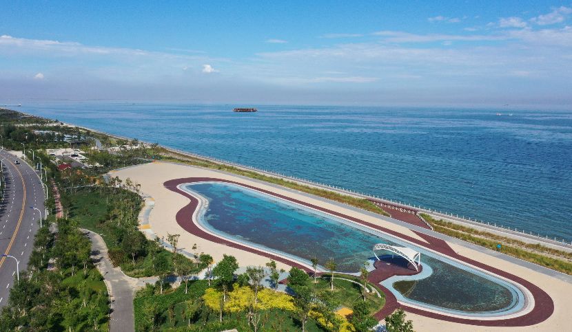 景观湖公园内设有景观通道和四处观海平台,一处休闲沙滩,两个景观湖