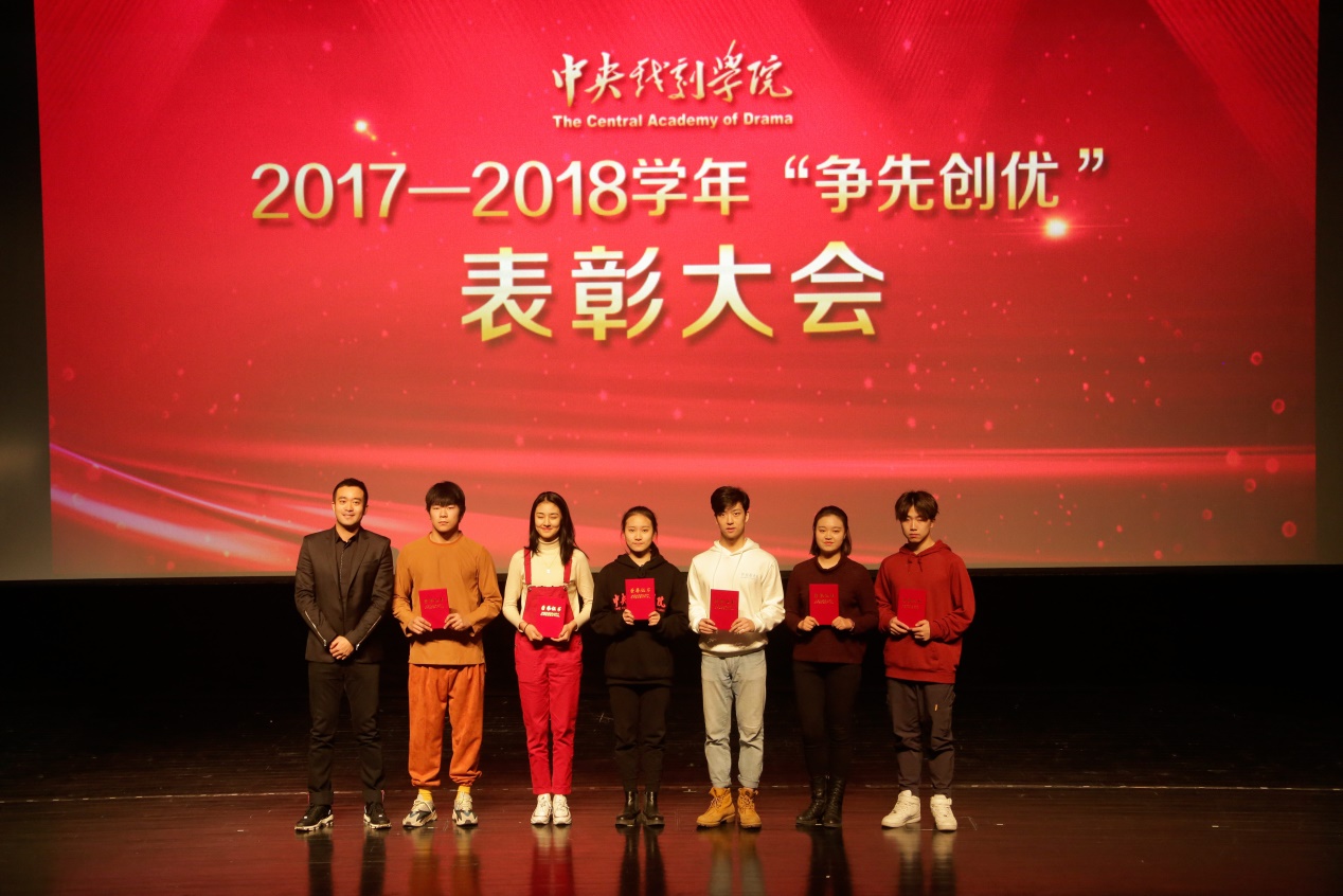 杨铭中戏演讲,感恩母校据悉,2017年,杨铭与papi酱