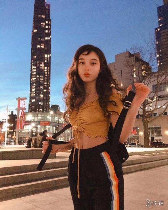 外国精灵daintyviolet新照眼神骚气令人心痒难耐