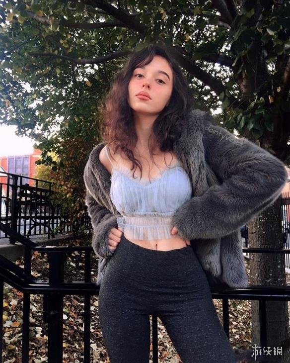 外国精灵daintyviolet新照眼神骚气令人心痒难耐