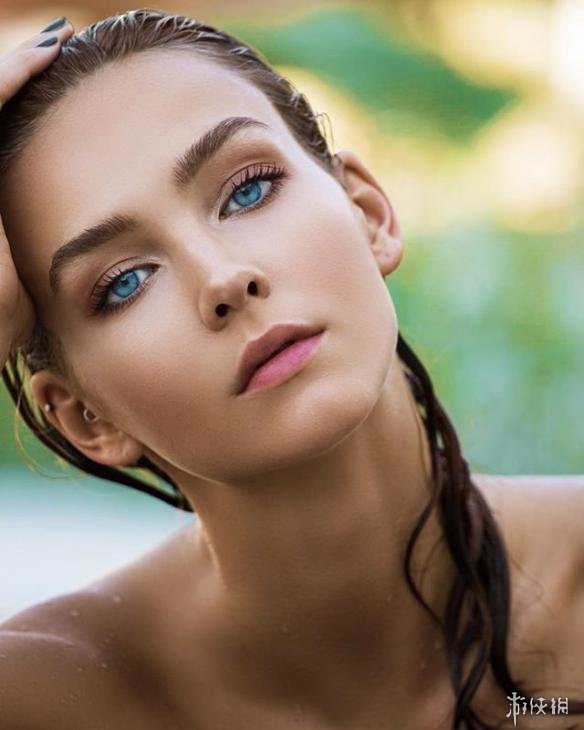 蓝眸勾人的美国模特Rachel 年轻的肉体令人想入非非_新浪游戏_手机新浪网