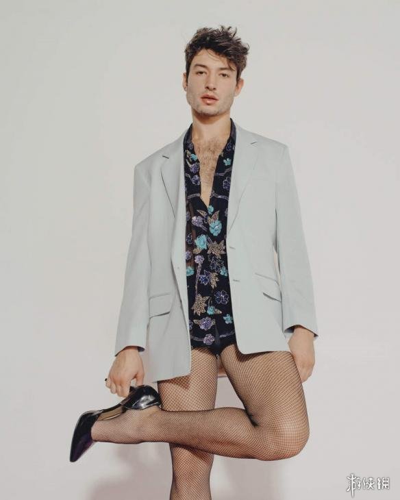 《神奇动物2》"默然者"埃兹拉·米勒性感写真 男人也穿丝袜高跟鞋