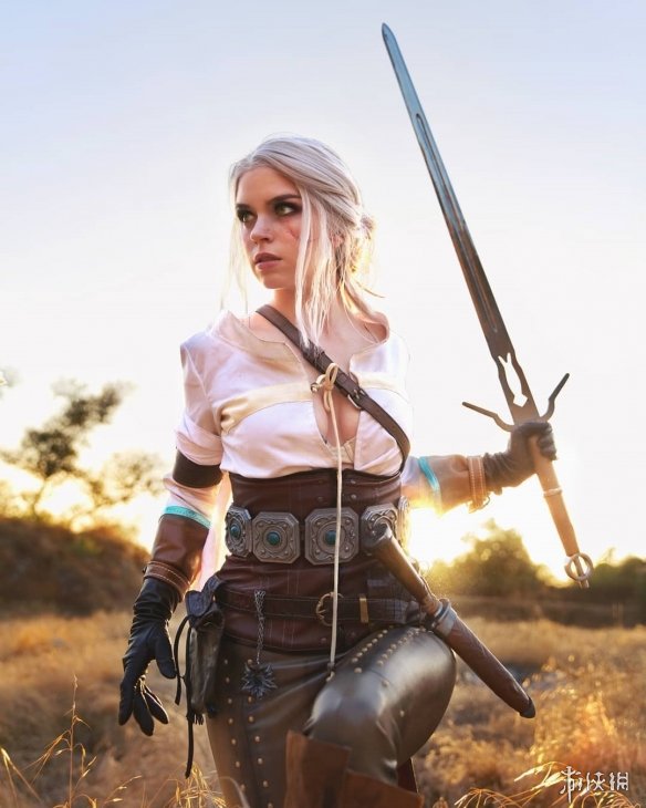 美国小姐姐cos巫师3希里衣襟半敞深沟一览无余