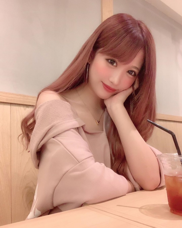 小桃子今年高中刚刚毕业哦～穿着制服的桃桃太可爱了!