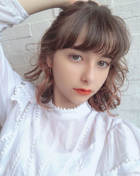 日本五国混血美少女兼具异国成熟气质与可爱面庞