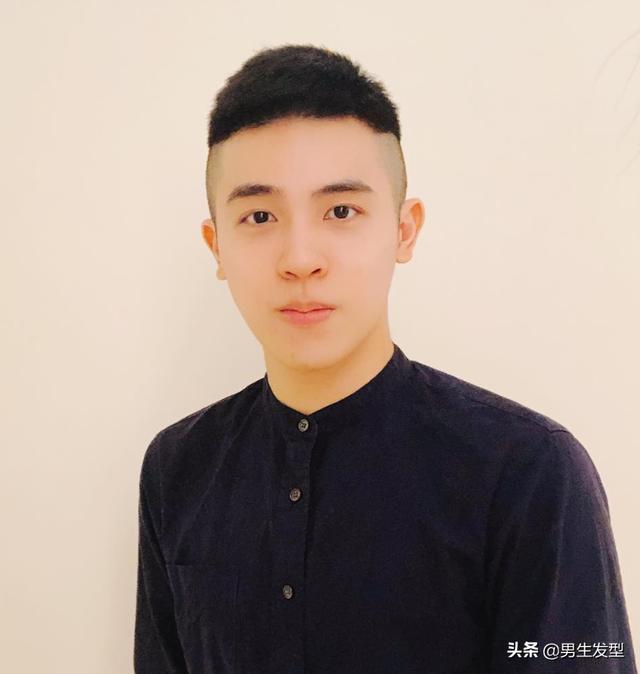 第3款:两边铲寸头男生想要在秋天显得青春又暖男,一款留有刘海的发型