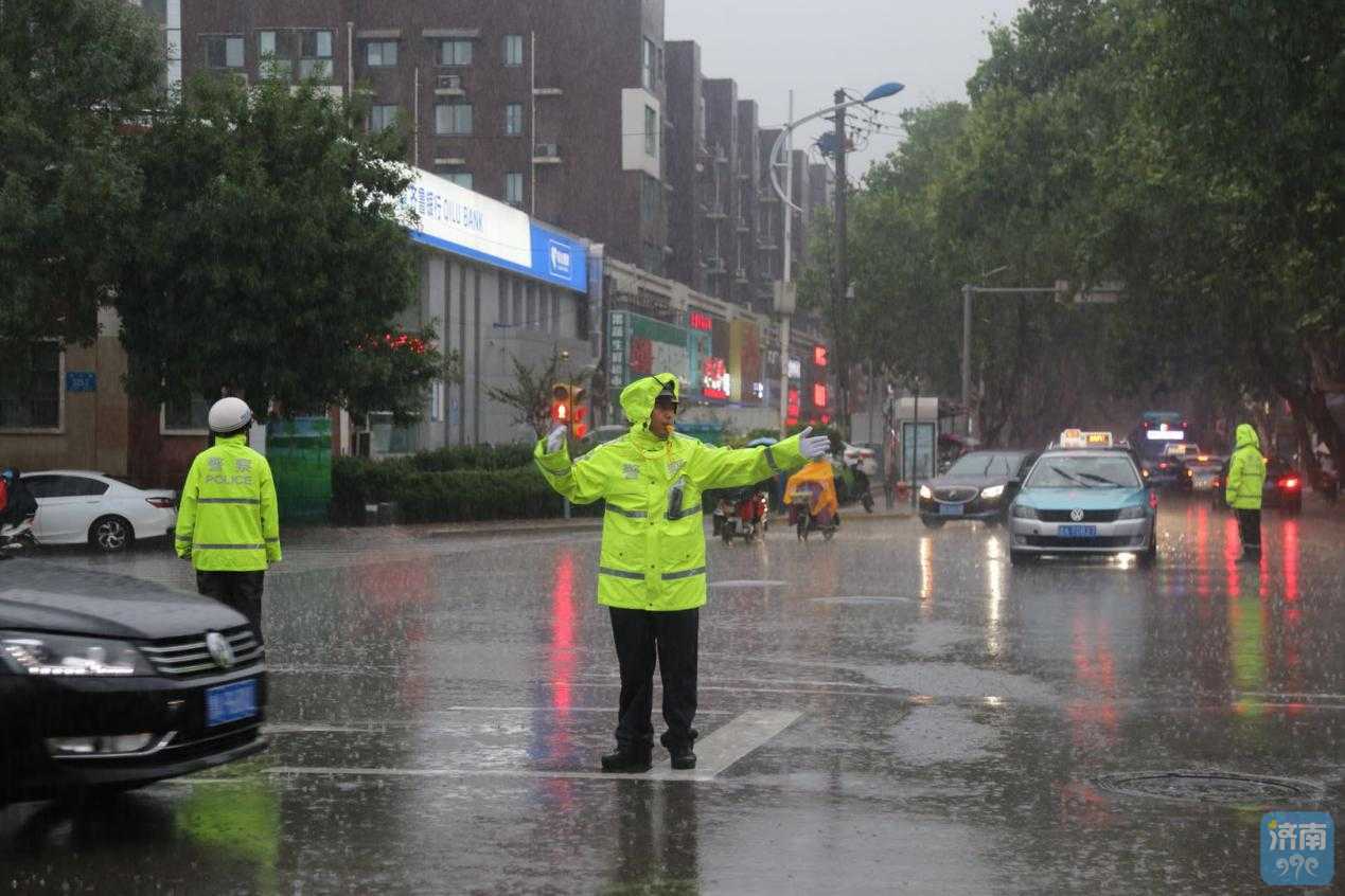 暴雨来袭 1500余 "浇警"雨中执勤保畅通