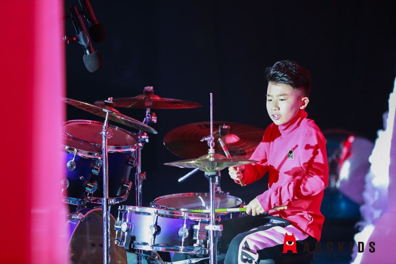 本次大会特别设置的一大惊喜看点就是网红鼓手"小天一"闪亮登场.