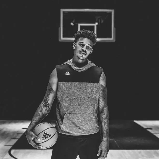 紧跟潮流剪这些发型后发现自己缺少一张帅脸