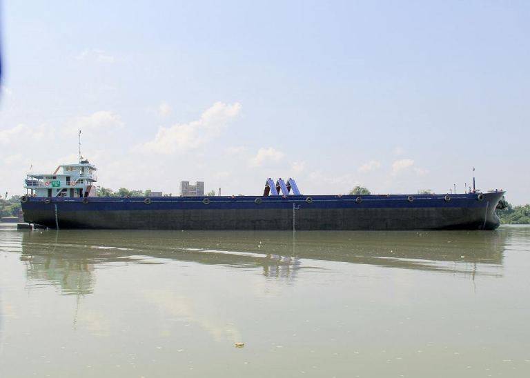 广西最大内河运输船建成下水图