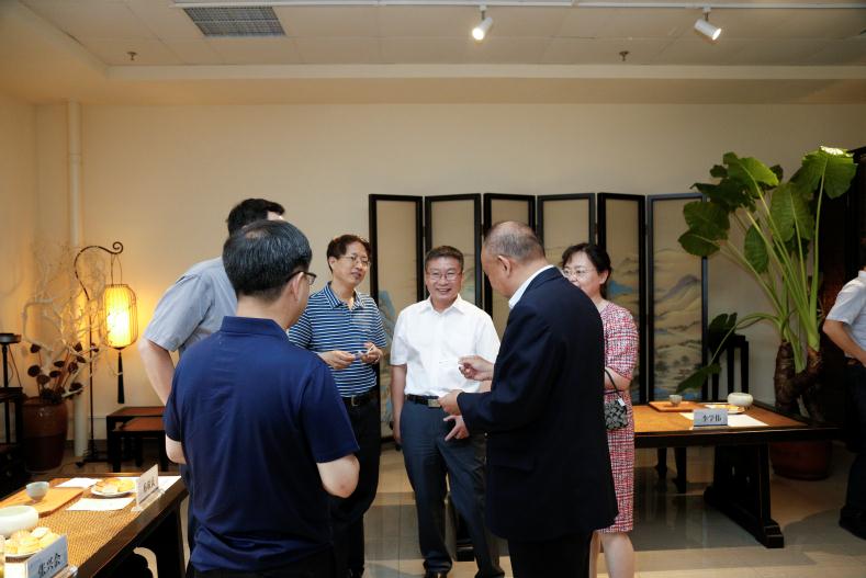 6月8日,莅临论坛的合肥学院党委书记蔡敬民,天津中德应用技术大学党委