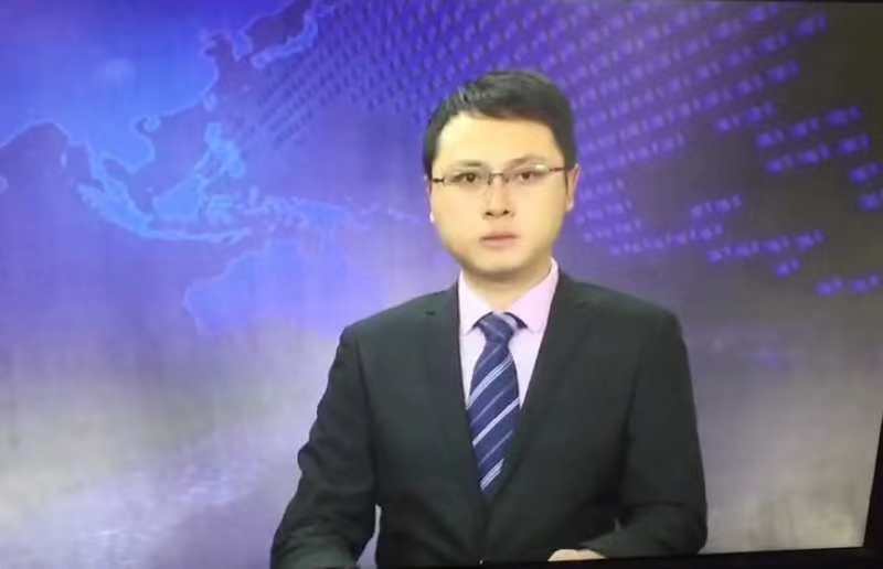 德昌电视台主播在录新闻联播时遇到地震,从容应对。受访者供图