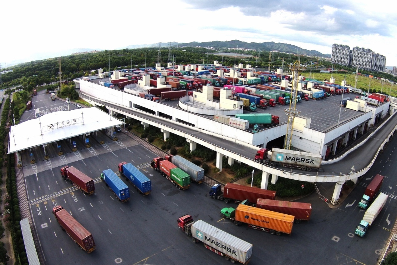 浙江义乌港，已完成义乌海关监管准备出场的集装箱货车。