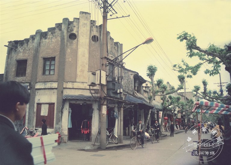 正文  两幅"建设前的文化广场一带"的旧照片,勾起了我对往事的回忆