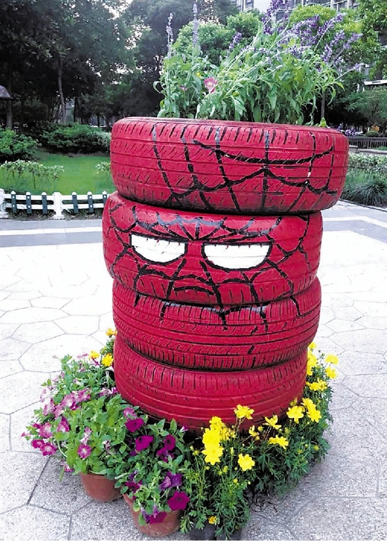 五位姑娘花了半个月废旧轮胎变身卡通英雄