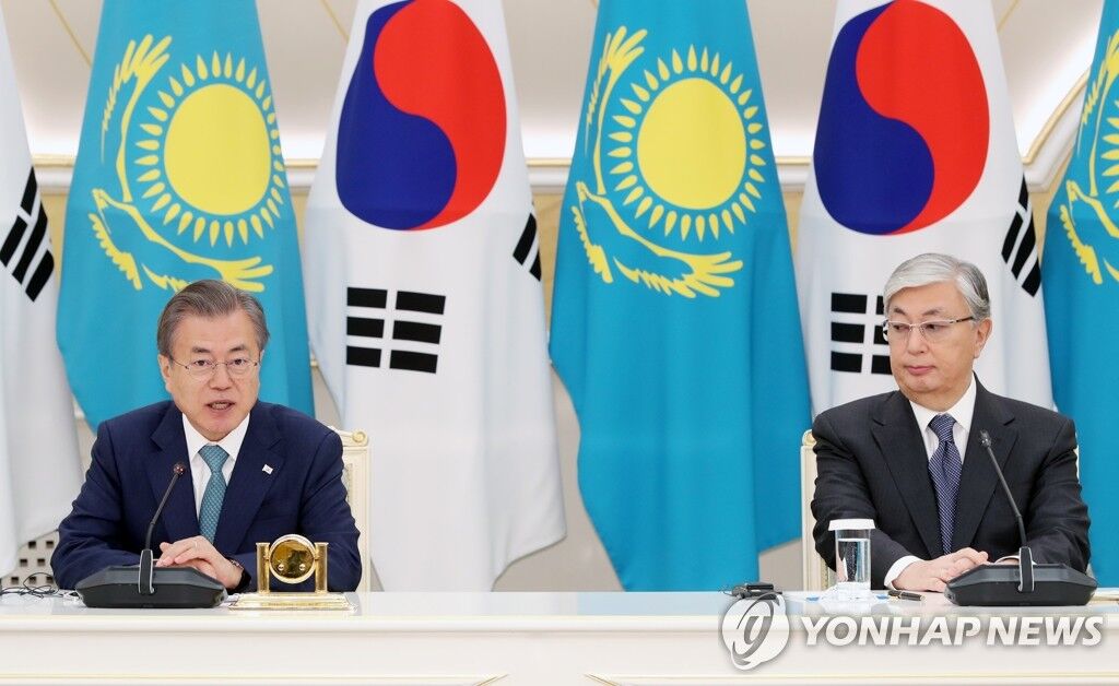 文在寅（左）和托卡耶夫出席共同记者会（图源：韩联社）