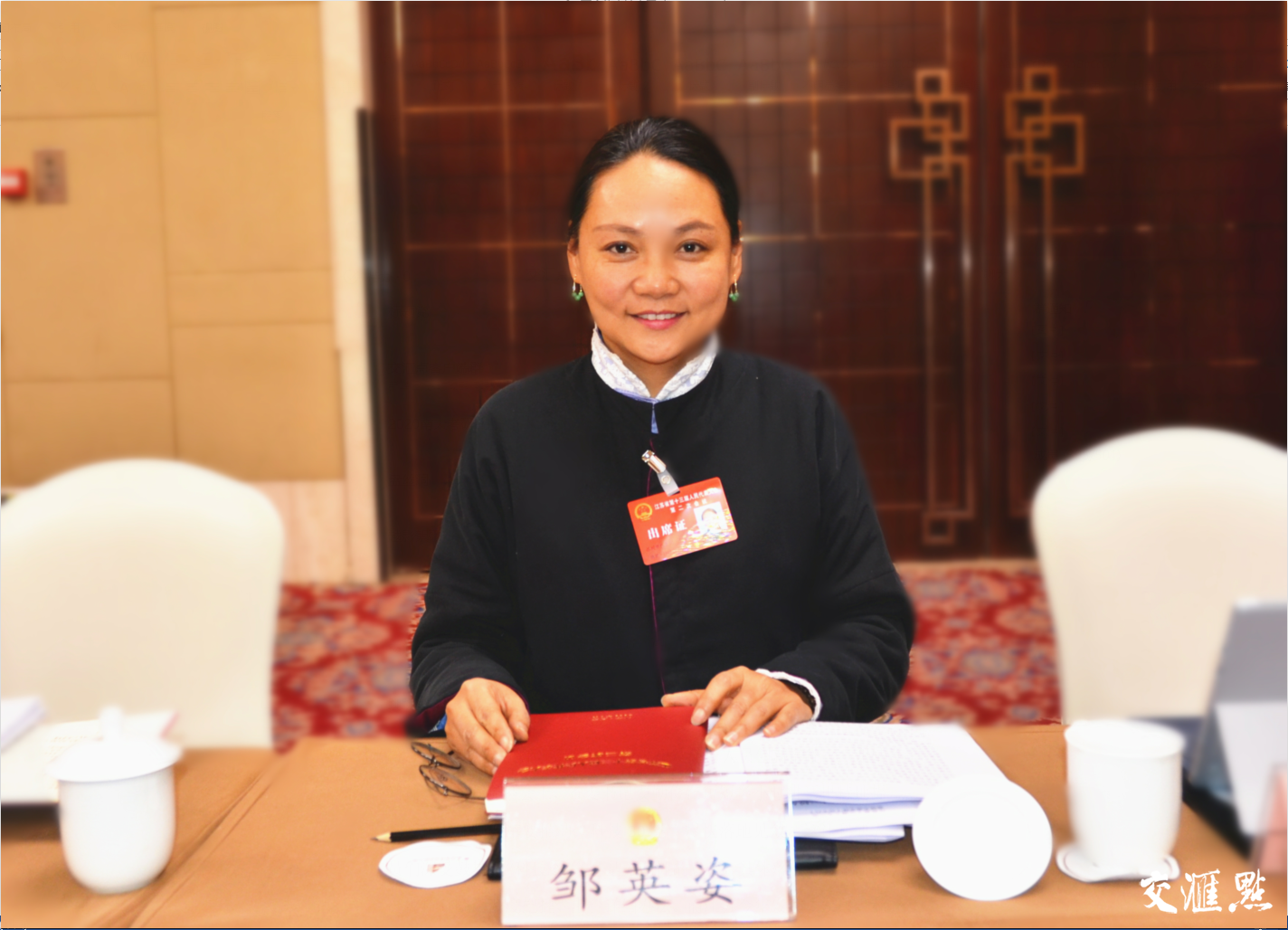 听两会传来她声音