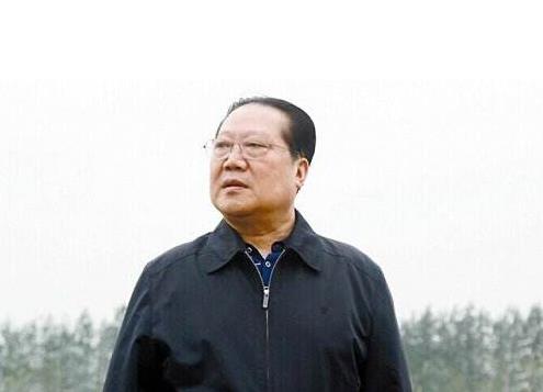 那年,改革开放的春风吹起,在乡村教书的谭功炎暗想:"如果能在家乡办一