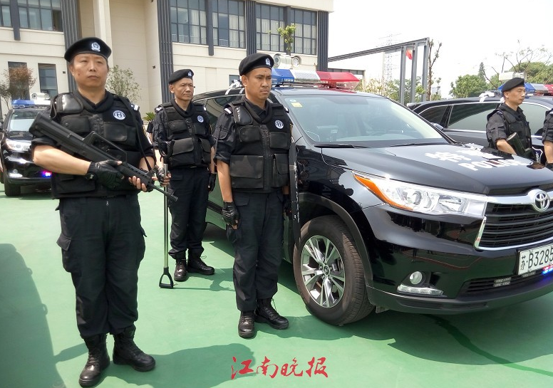 在装备保障方面,每辆ptu警车上配备武器警械,通信传输,防护救援等8类