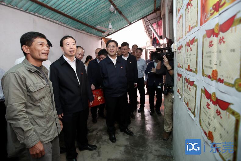 肖亚非一行来到横沥镇帮扶的惠城镇新乡仔村,调研考察黑山羊养殖项目