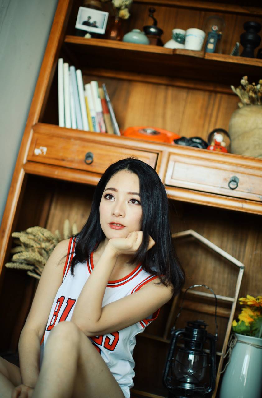 上戏校花卓琳乔丹23号球衣写真