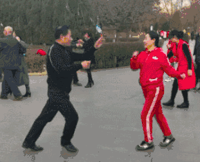 阿祖八卦 | 我妈好像外面有人了……|大妈|广场舞|阿祖_新浪新闻