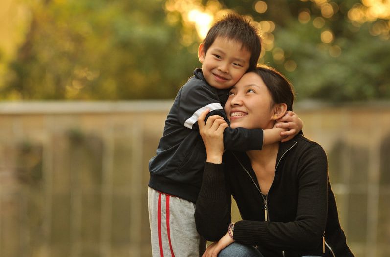 后妈养儿十八年,亲妈突然带走,多年后儿子当了老板,看见后妈.